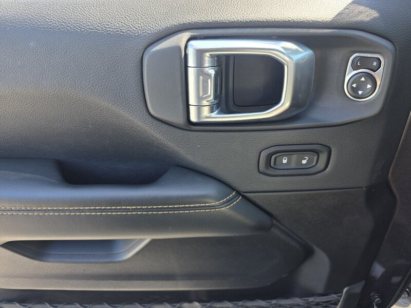Used 2025 Crystal Metallic JEEP SAHARA 4X4 image 31
