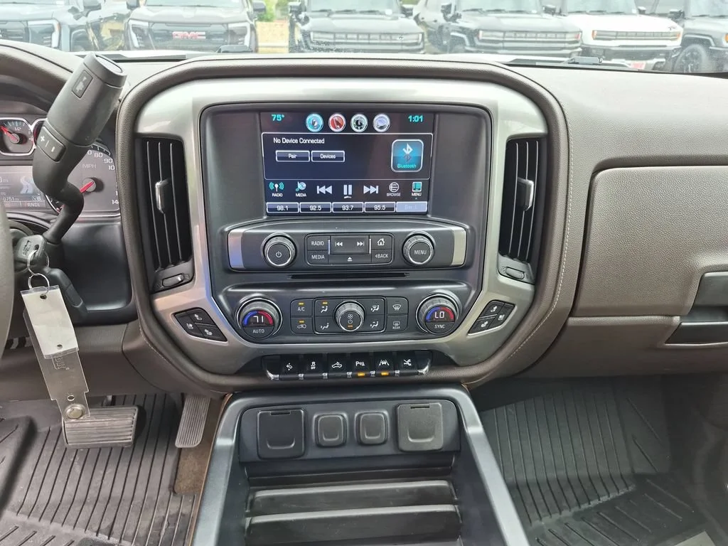Used 2018 IRIDESCENT PEARL TRICOAT Chevrolet LTZ image 26