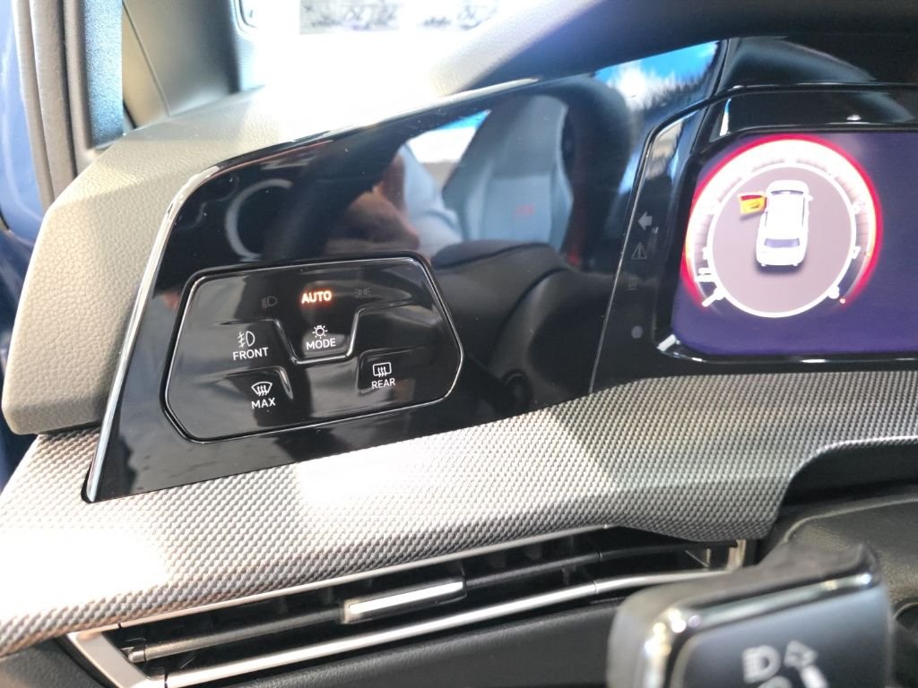 2025 Volkswagen Golf GTI SE - Photo 16