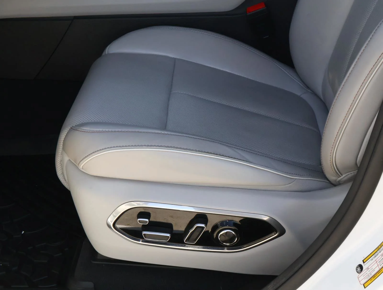 2023 Jeep Grand Cherokee Overland - Photo 15