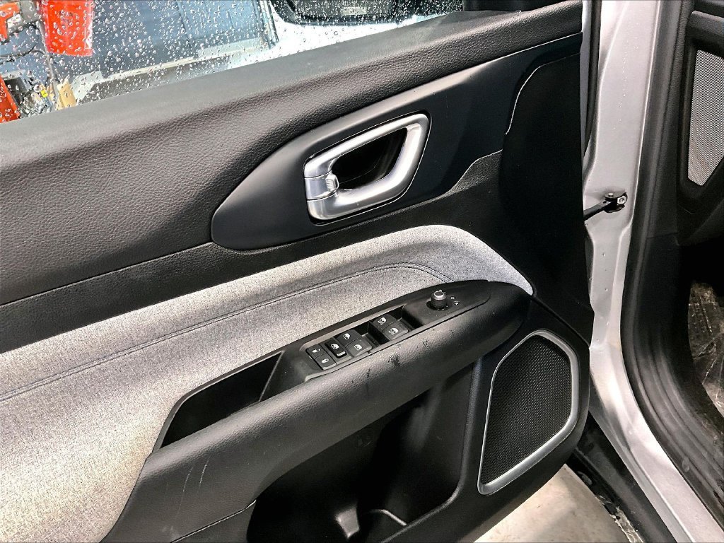 Used 2022 Silver Jeep Latitude image 9
