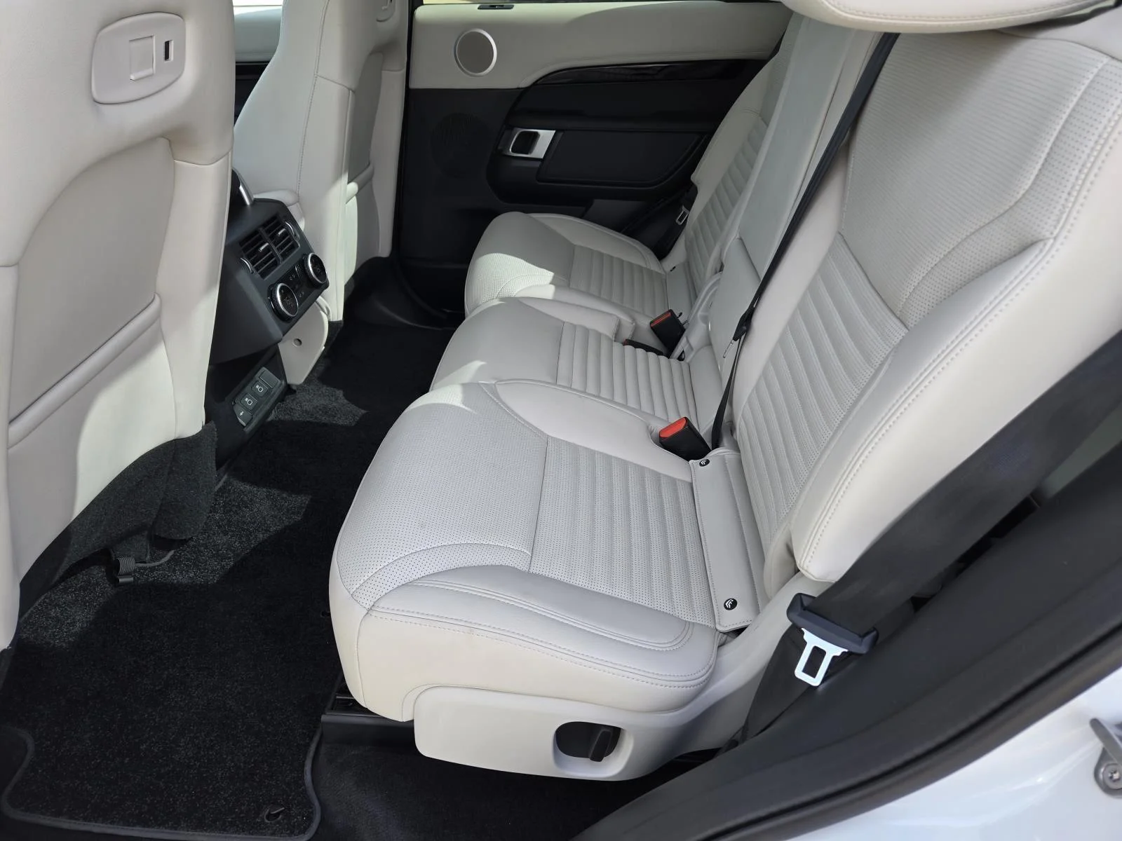 Certified Used 2025 Fuji White Land Rover S image 30