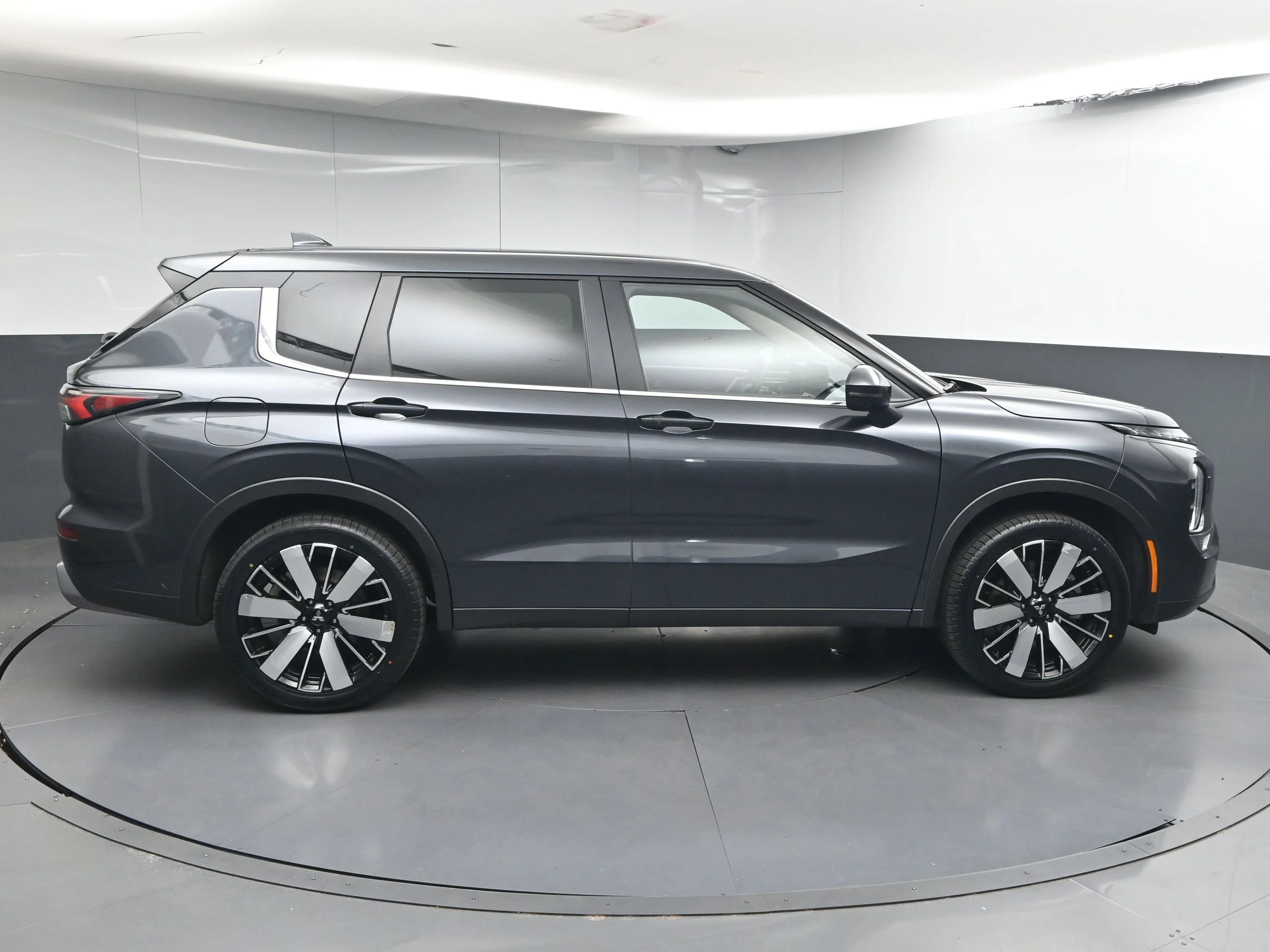 Used 2025  Mitsubishi  image 8