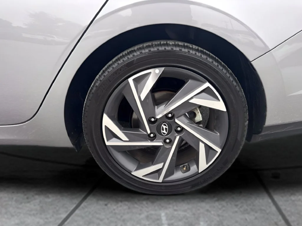 Used 2025 Silver Hyundai SEL Convenience image 30