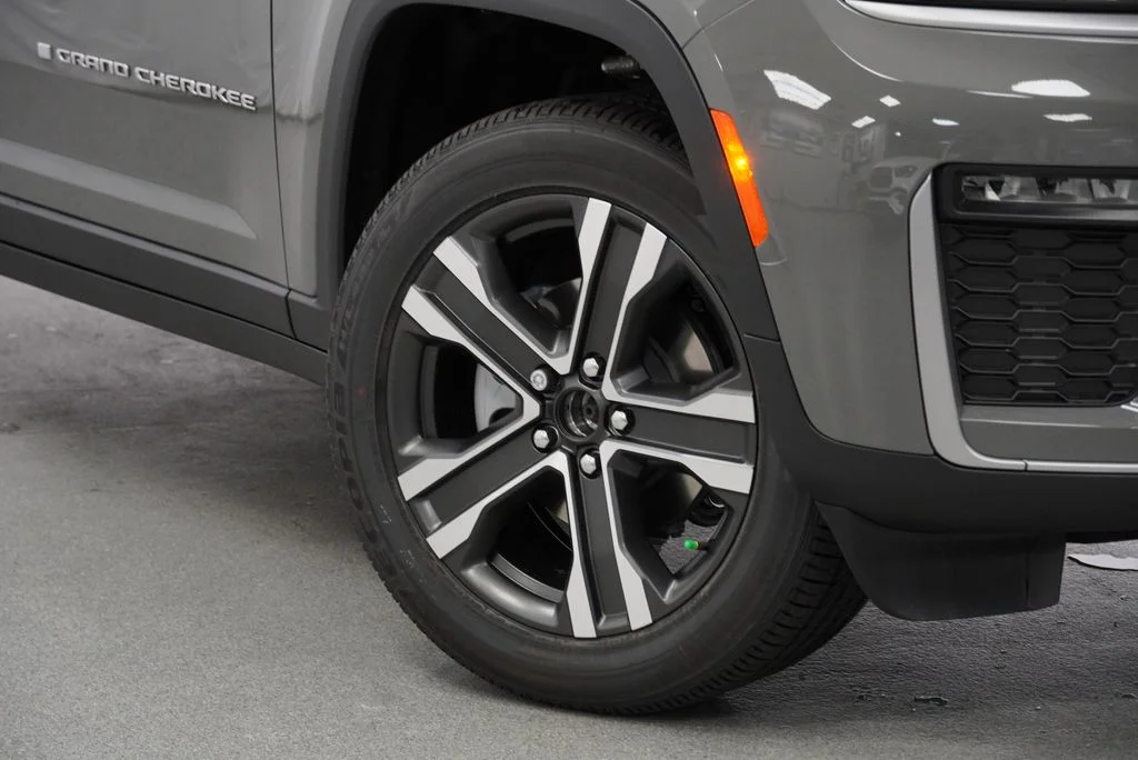 New 2027 Sting-Gray Clear-Coat Paint Jeep Limited image 4