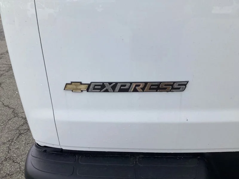 New 2026 Summit White Chevrolet WT image 13
