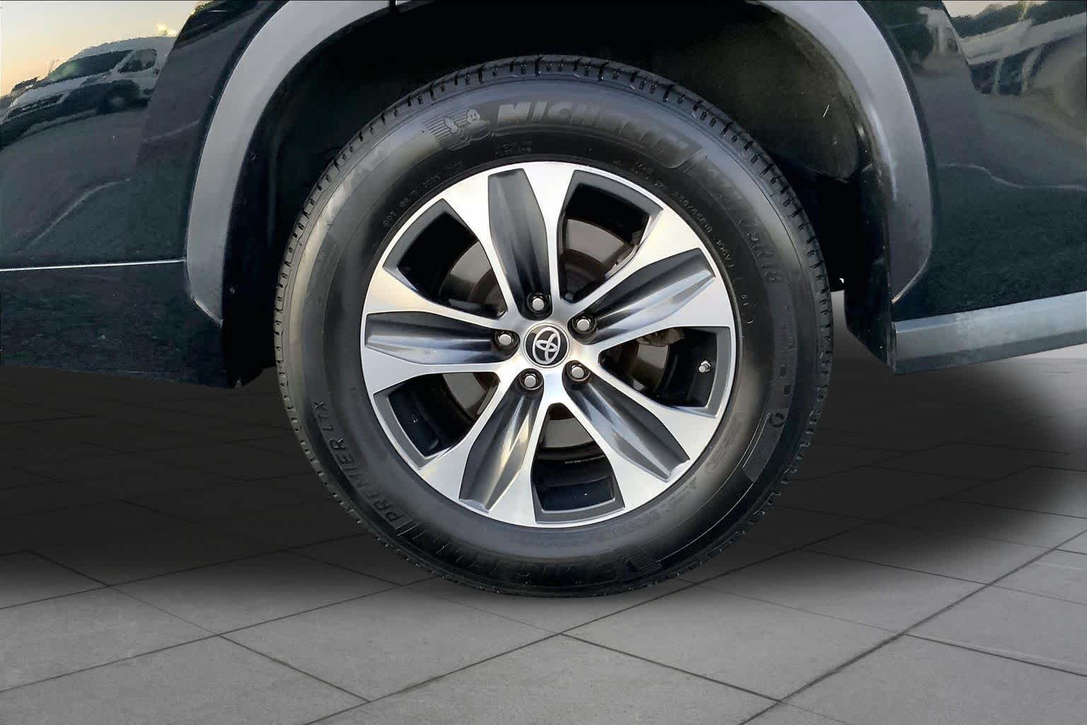 Used 2022 Midnight Black Metallic Toyota XLE image 10