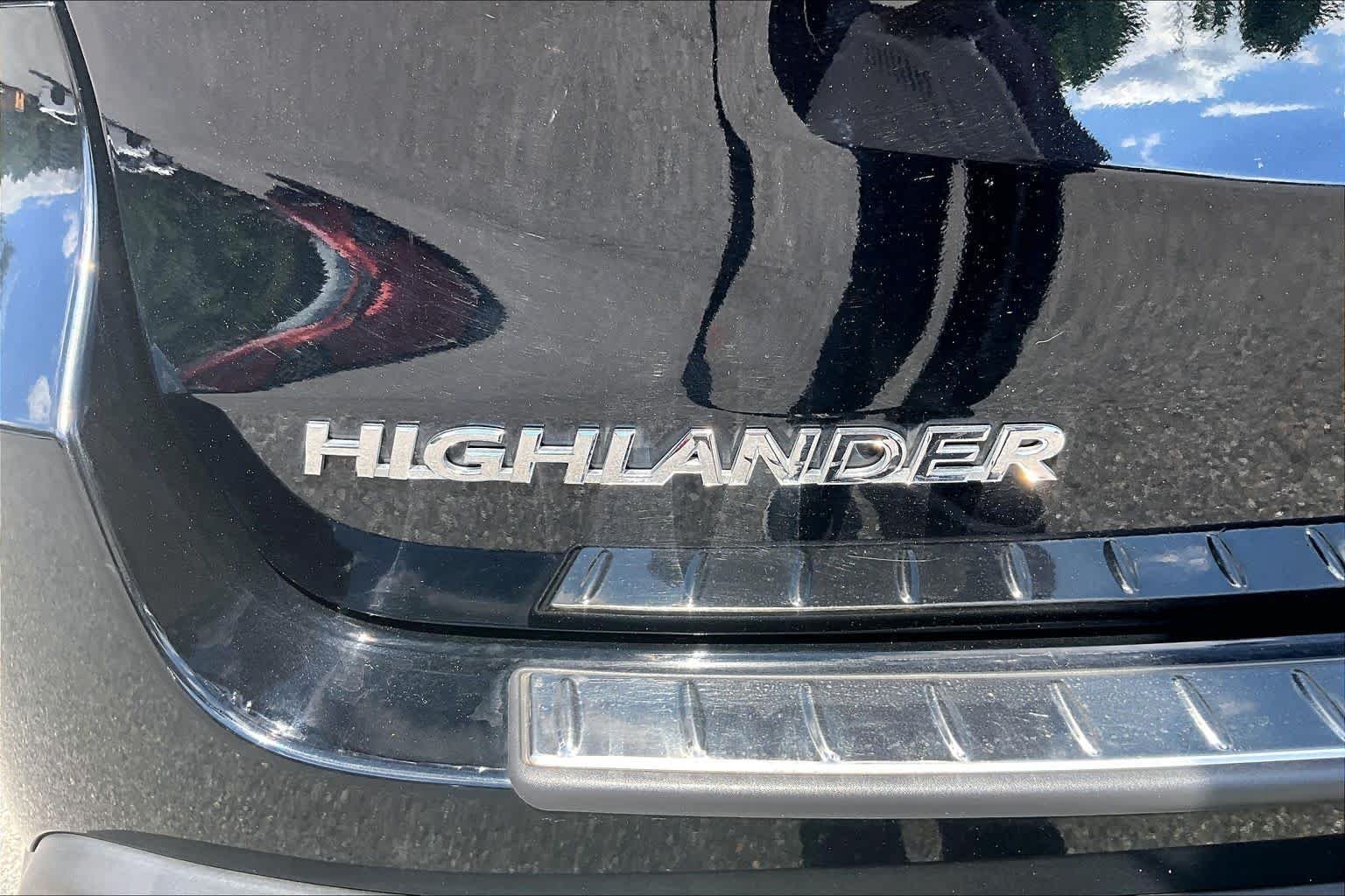 Used 2018 Midnight Black Metallic Toyota XLE image 31