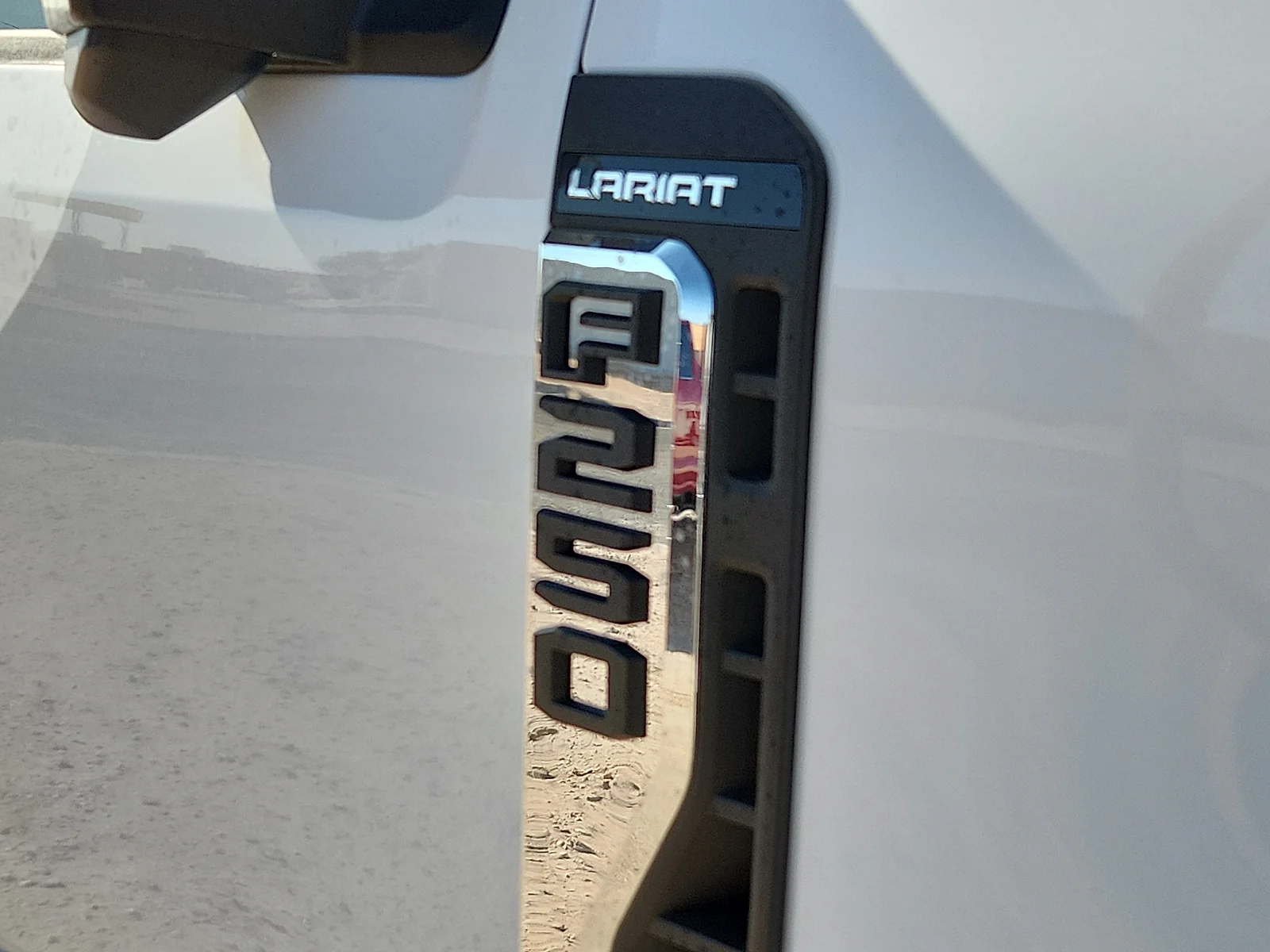 New 2027 Oxford White Ford Lariat image 10