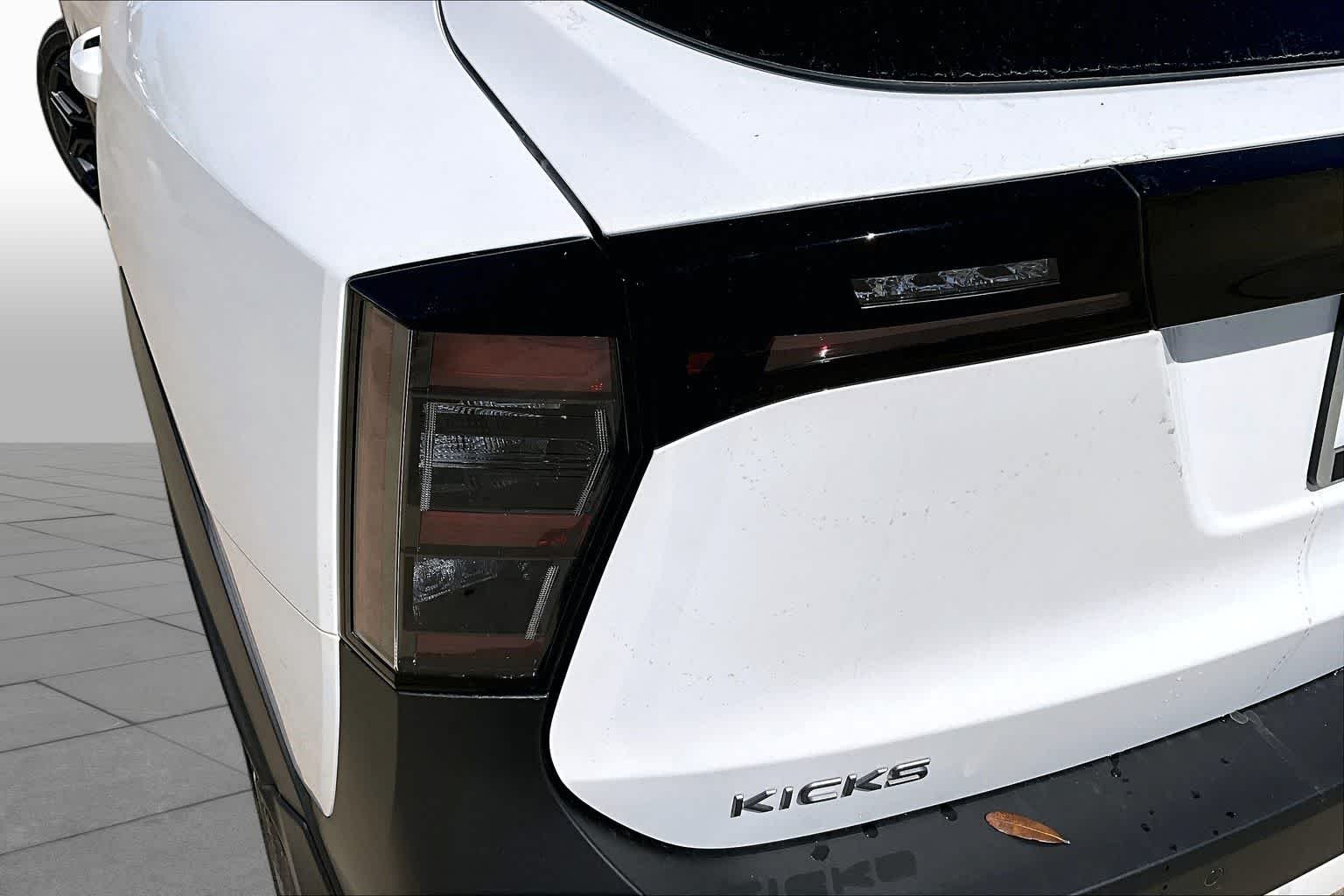 New 2026 Aspen White Tricoat/Super Black Nissan SR image 11