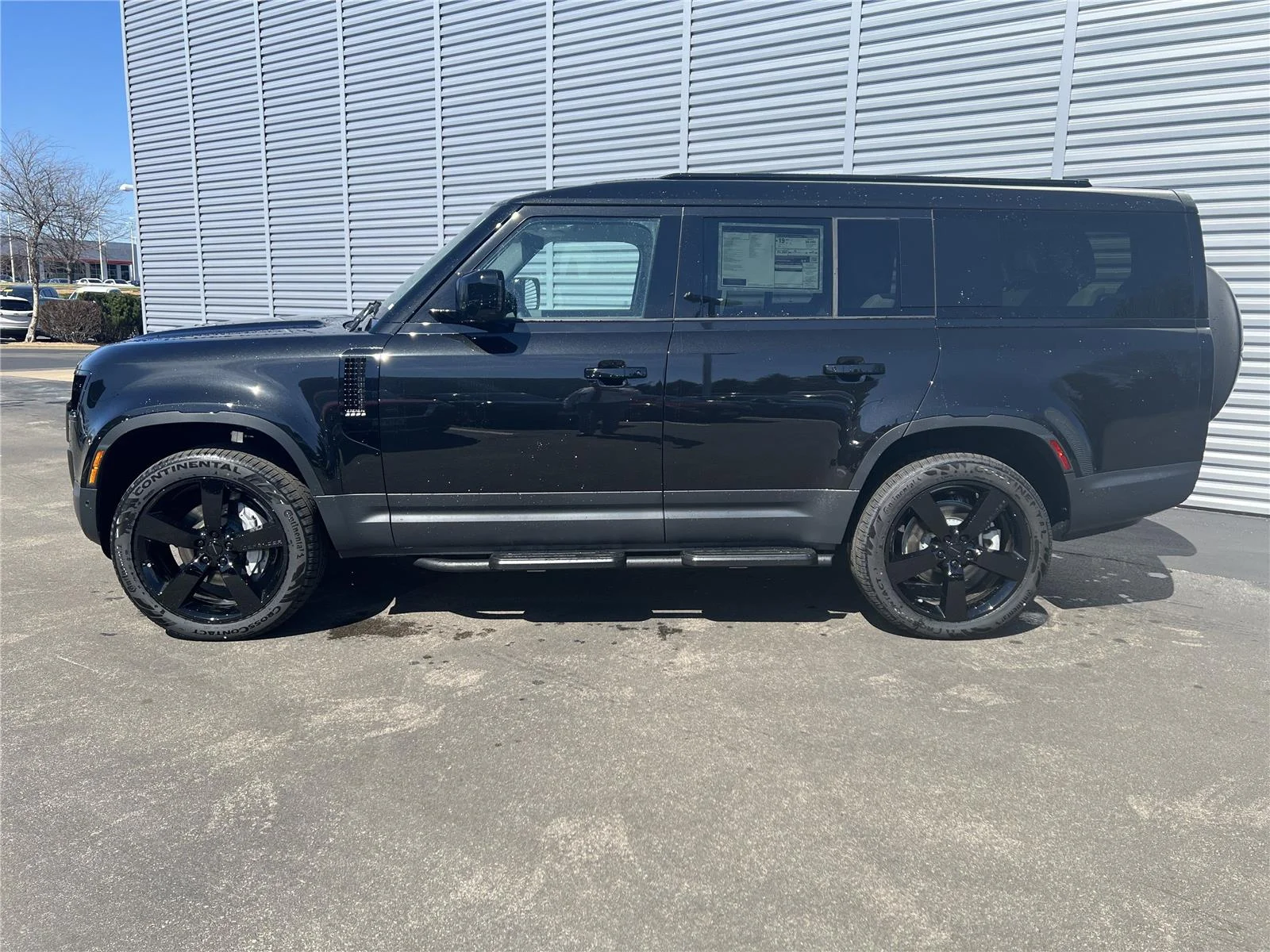 New 2026 Santorini Black Metallic Land Rover S image 2