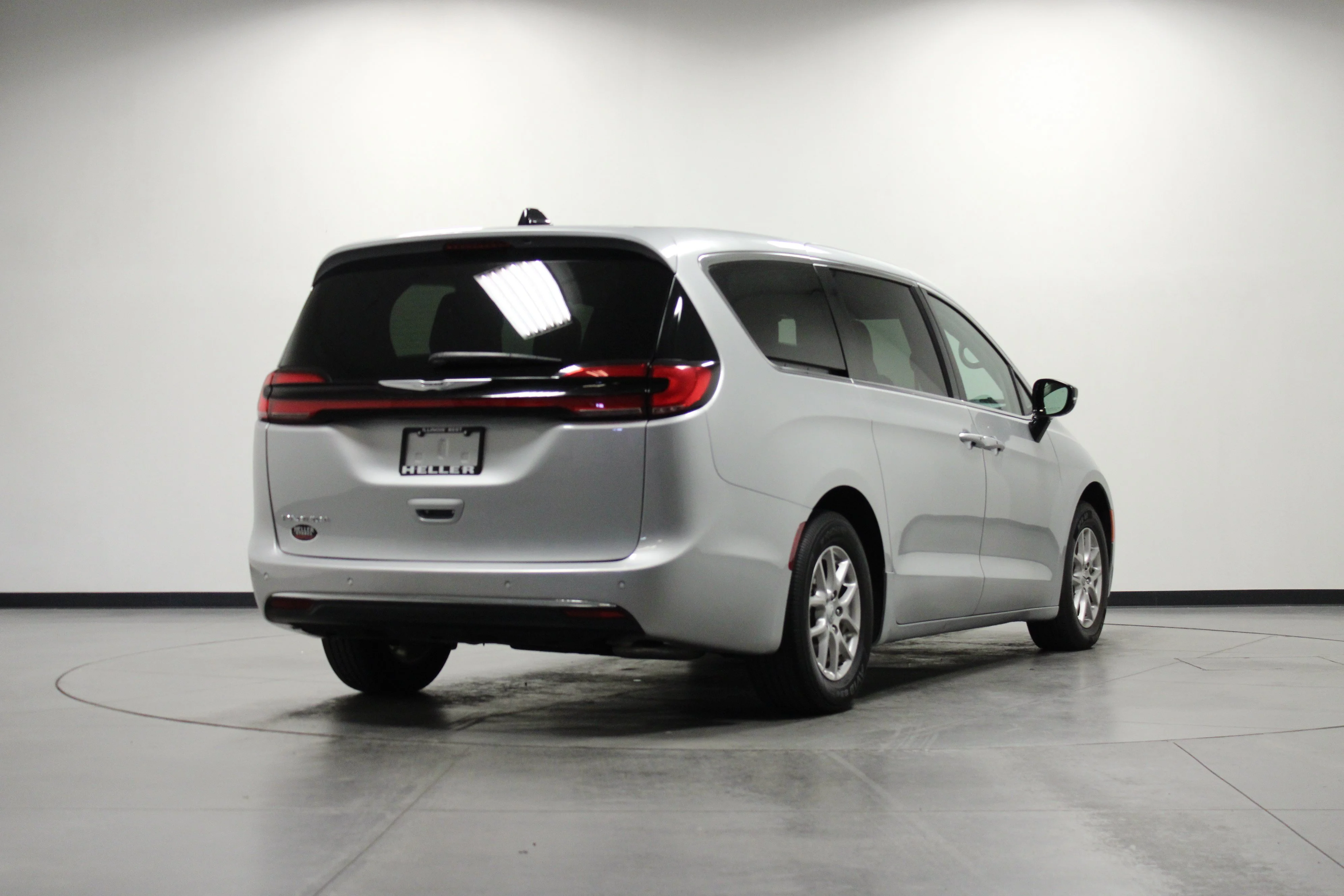 Used 2024 Silver Mist Clearcoat Chrysler Touring L image 4