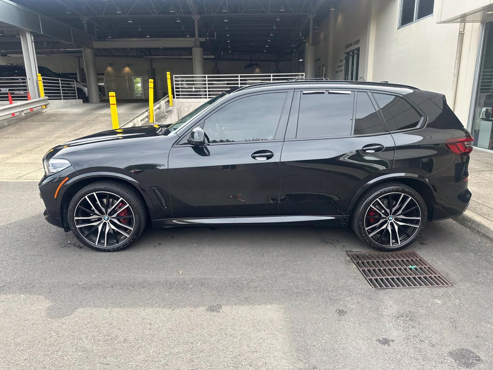Used 2023 Black BMW xDrive40i image 2