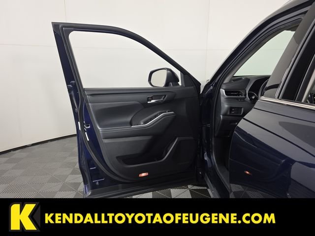 Used 2022  Toyota XLE image 21