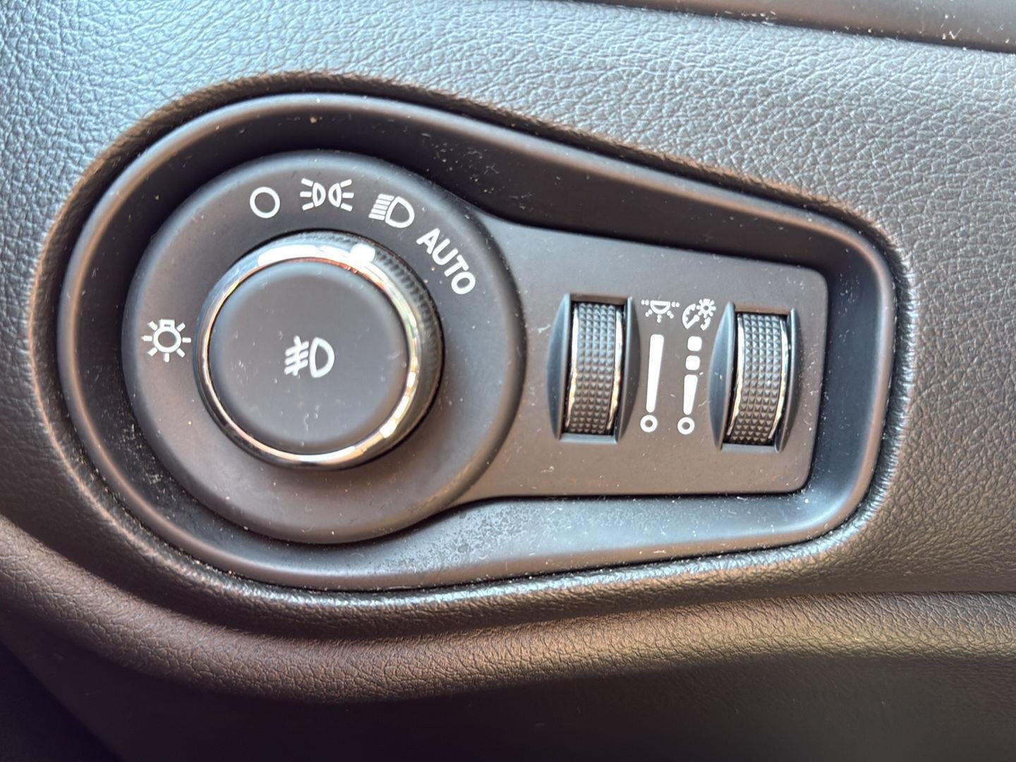 Used 2022 Black Clearcoat Jeep Latitude image 22