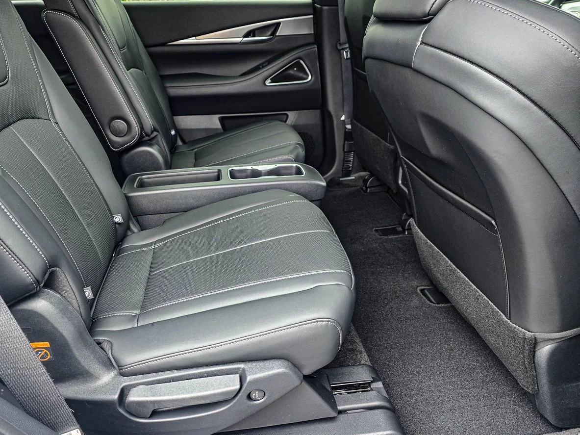 New 2027 2T RAD WHT INFINITI Sport AWD image 39