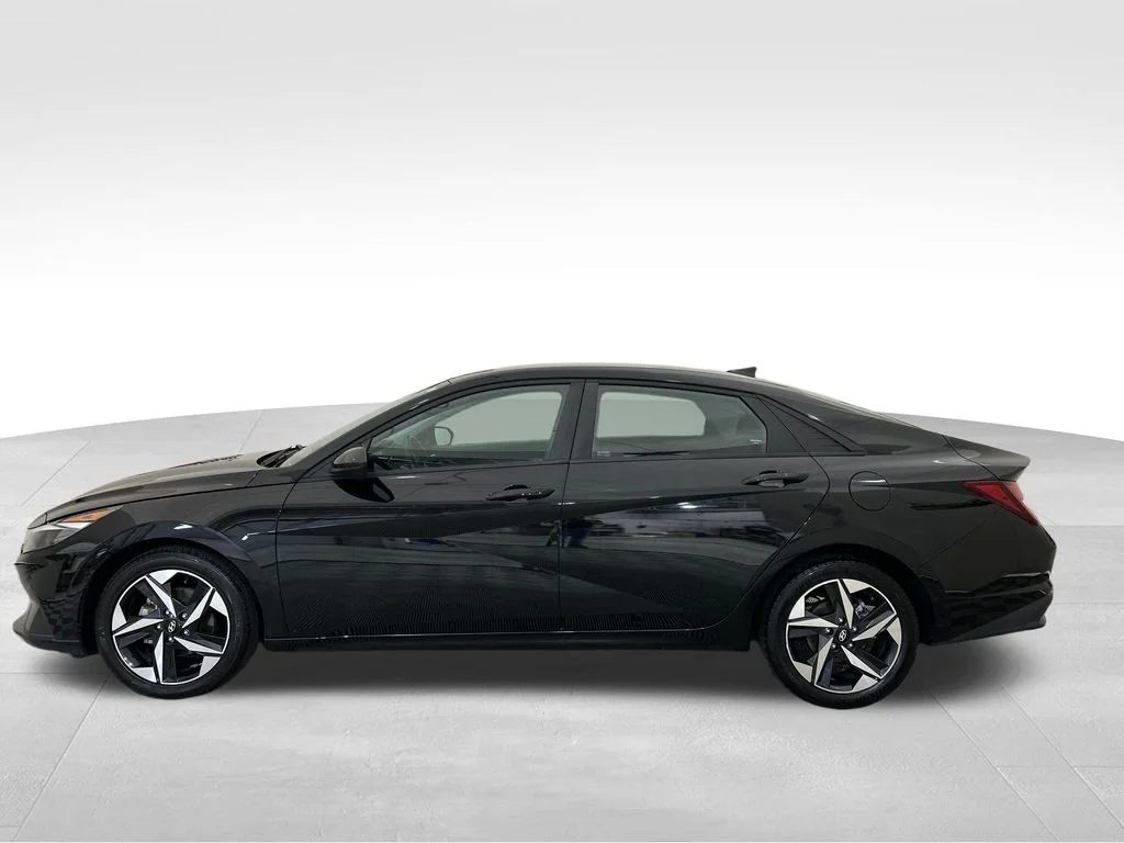 Used 2023 Black Hyundai SEL image 2