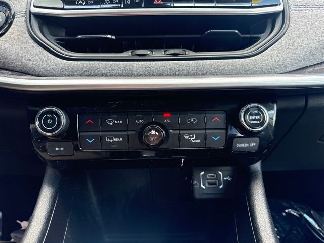 Used 2022 Black Jeep Latitude image 14