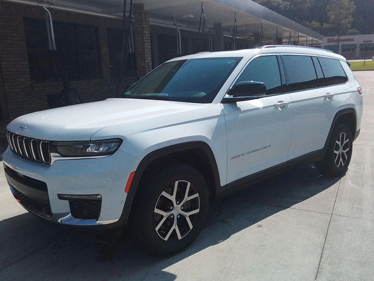 Used 2023 Bright White Clearcoat Jeep Limited image 1