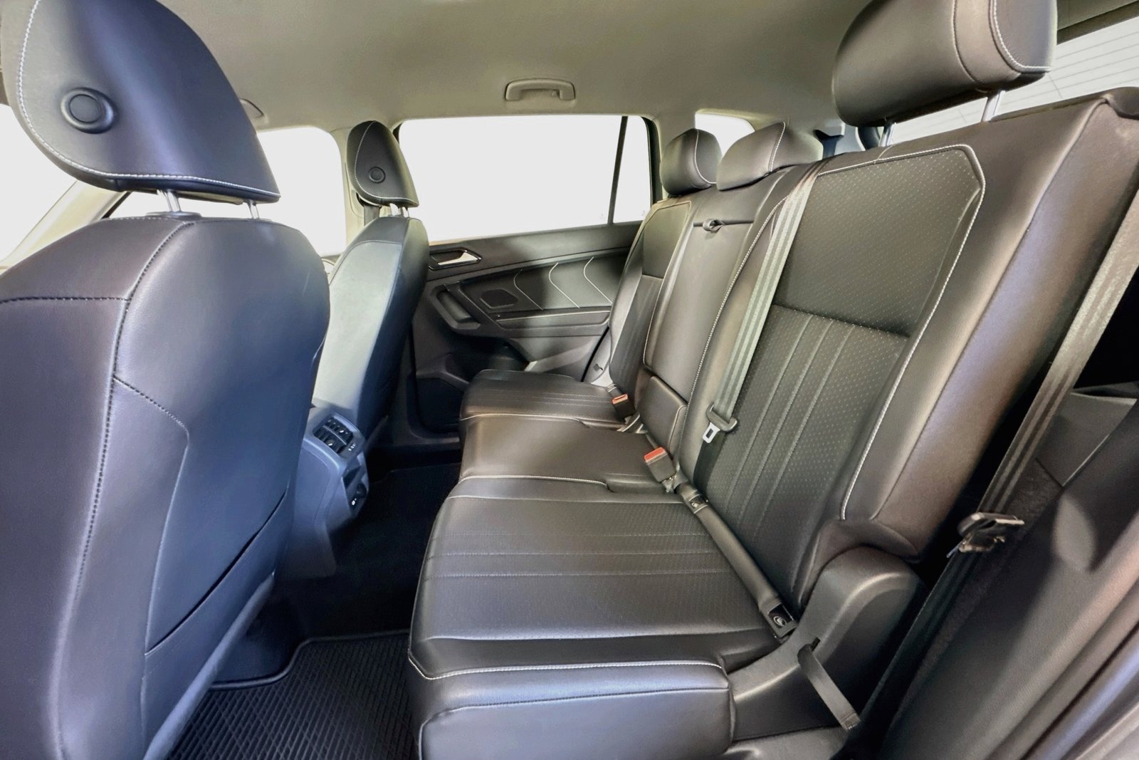 Used 2023 Platinum Gray Metallic Volkswagen SE image 22