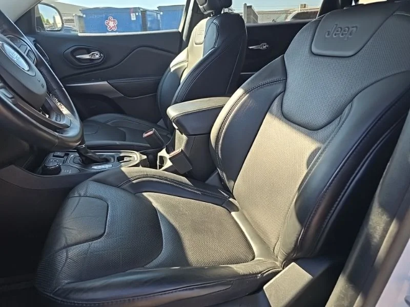 Used 2021 White Jeep Latitude Lux image 11