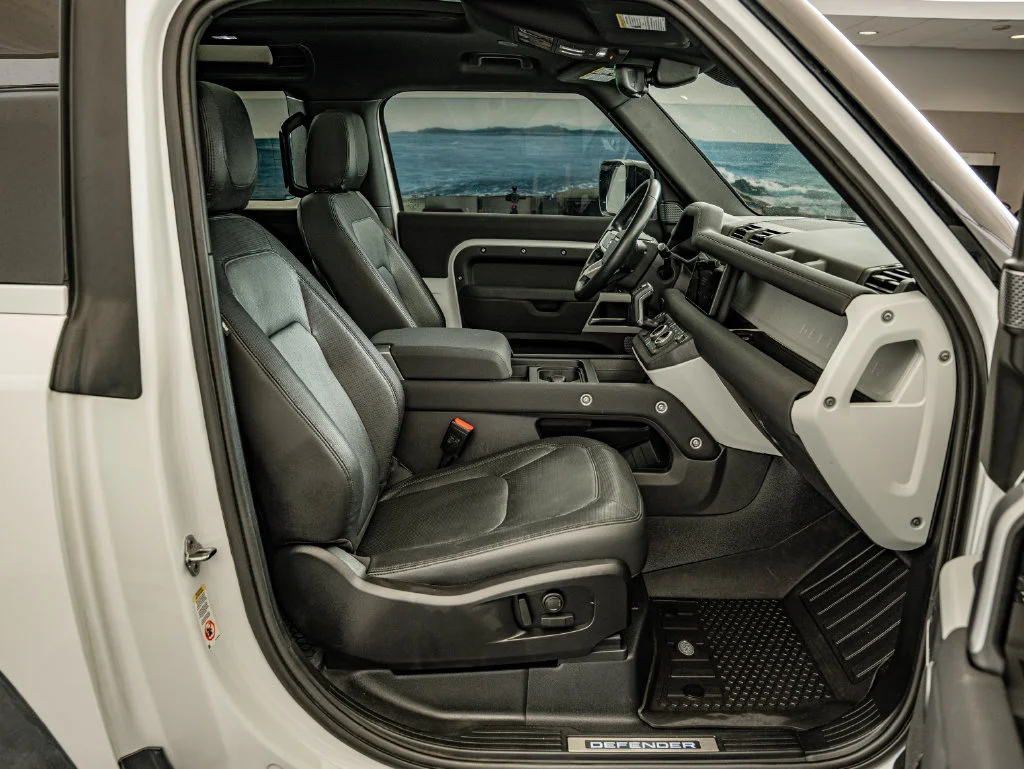 Used 2023 White Land Rover X-Dynamic SE image 33