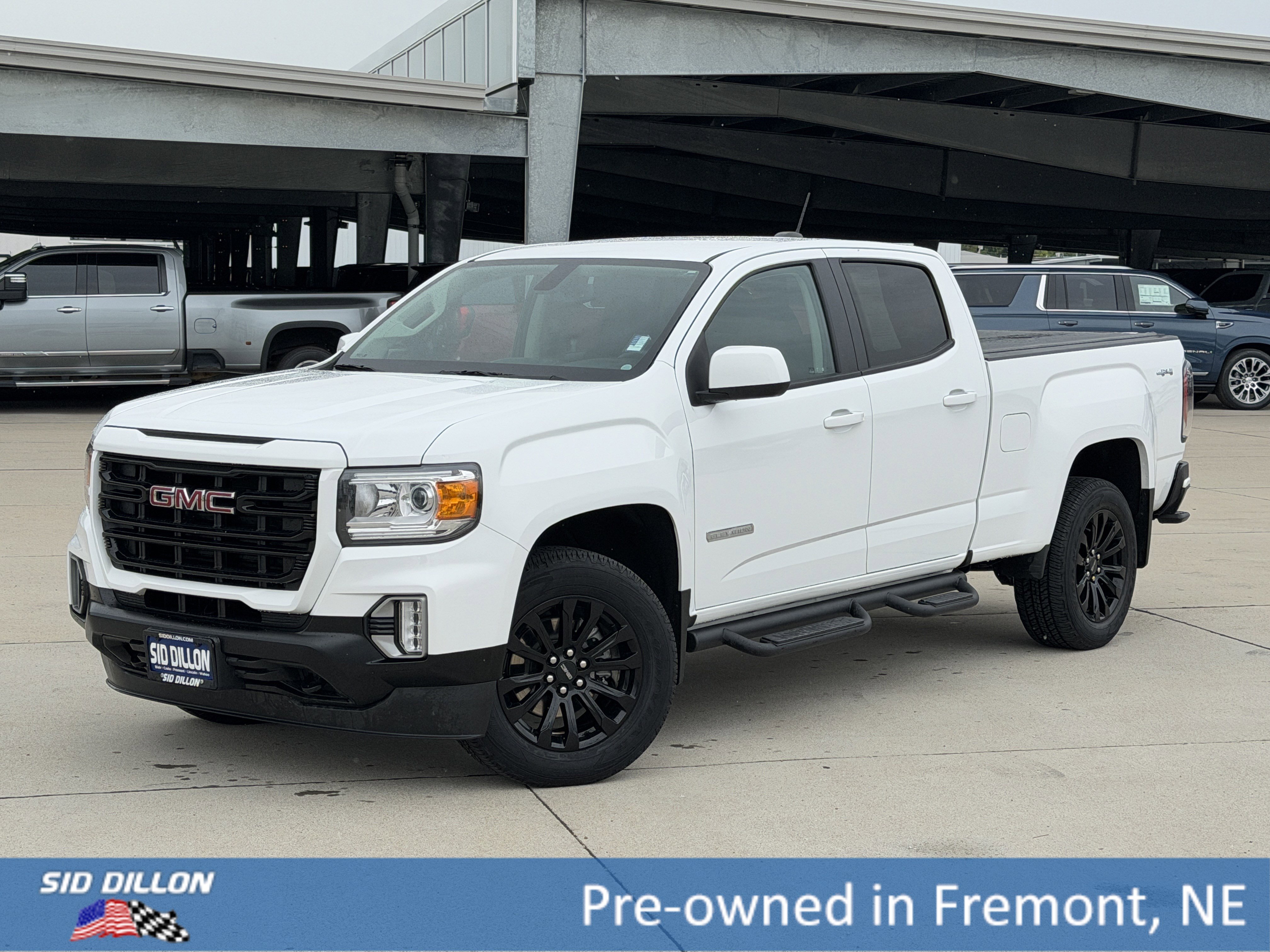 Used 2022 Summit White GMC 4WD Elevation image 1