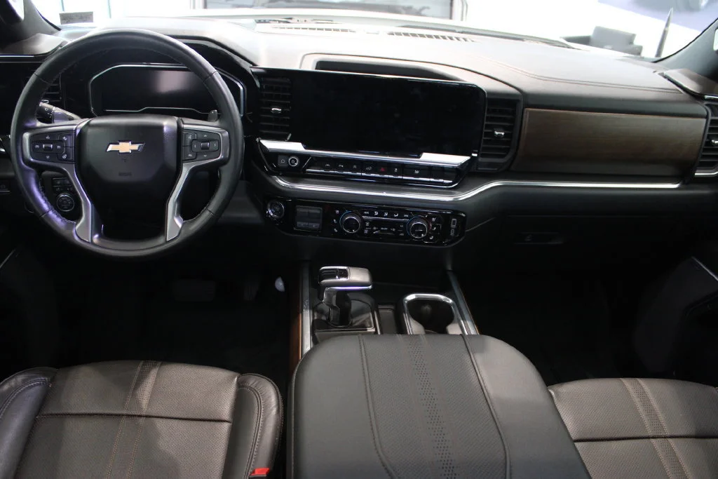Used 2024 Iridescent Pearl Tricoat Chevrolet High Country image 8