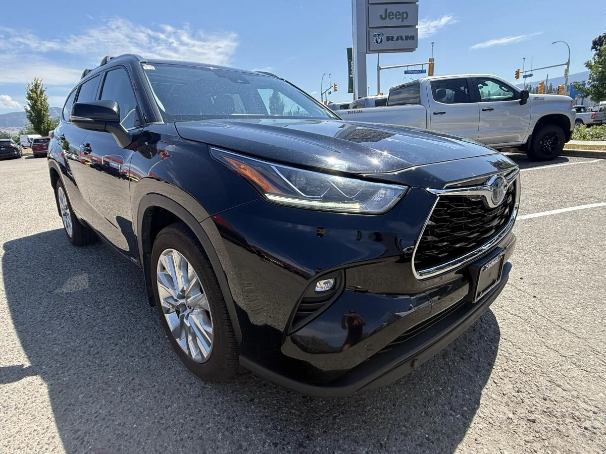 Used 2020 Black Toyota Limited Awd image 9