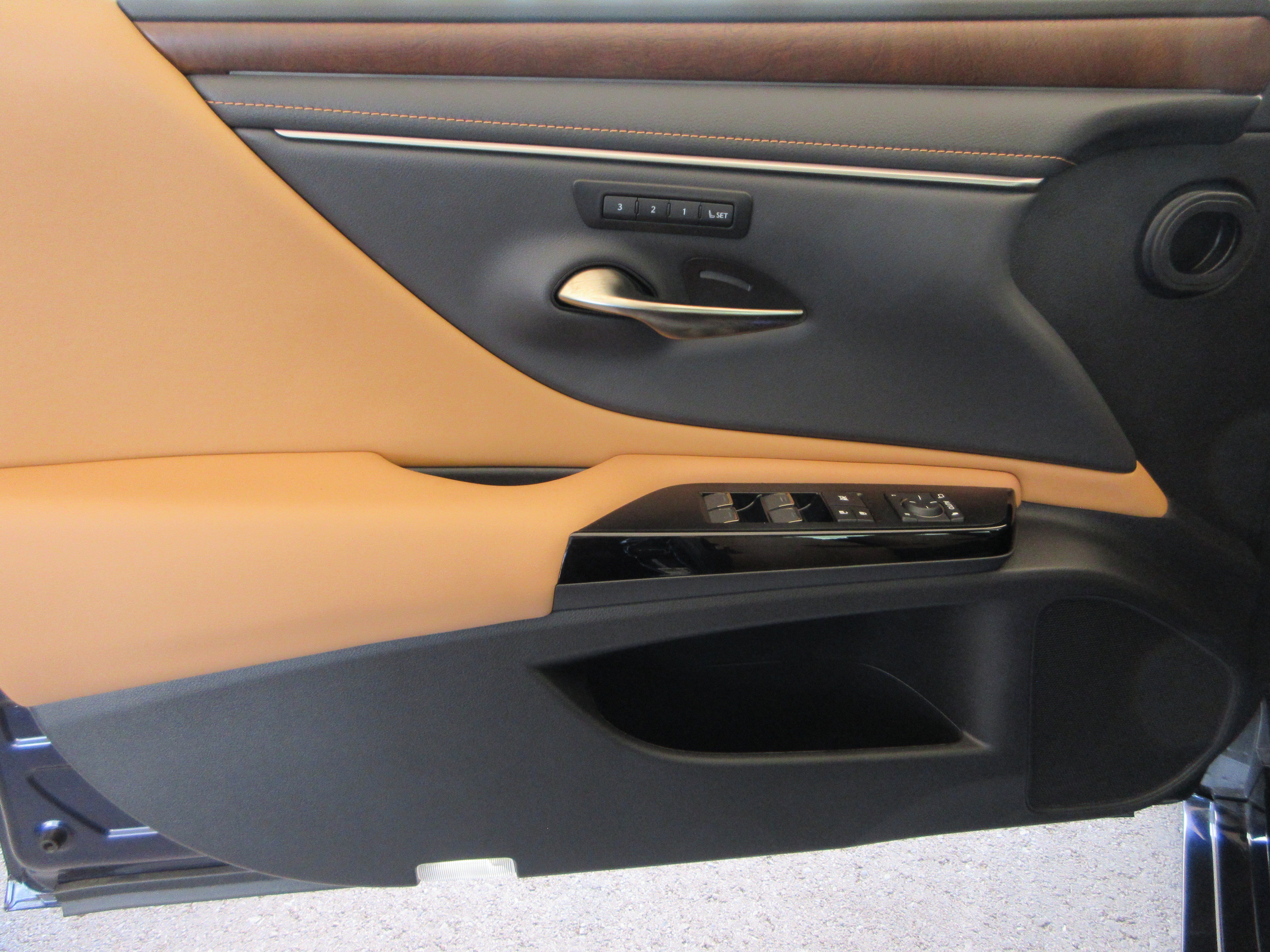 Used 2025 Nightfall Mica Lexus 300h image 27