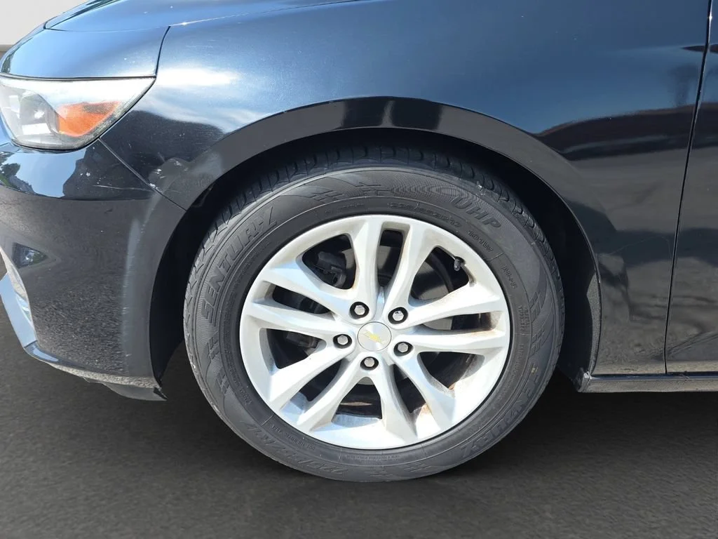 Used 2018 MOSAIC BLACK METALLIC Chevrolet LT image 4