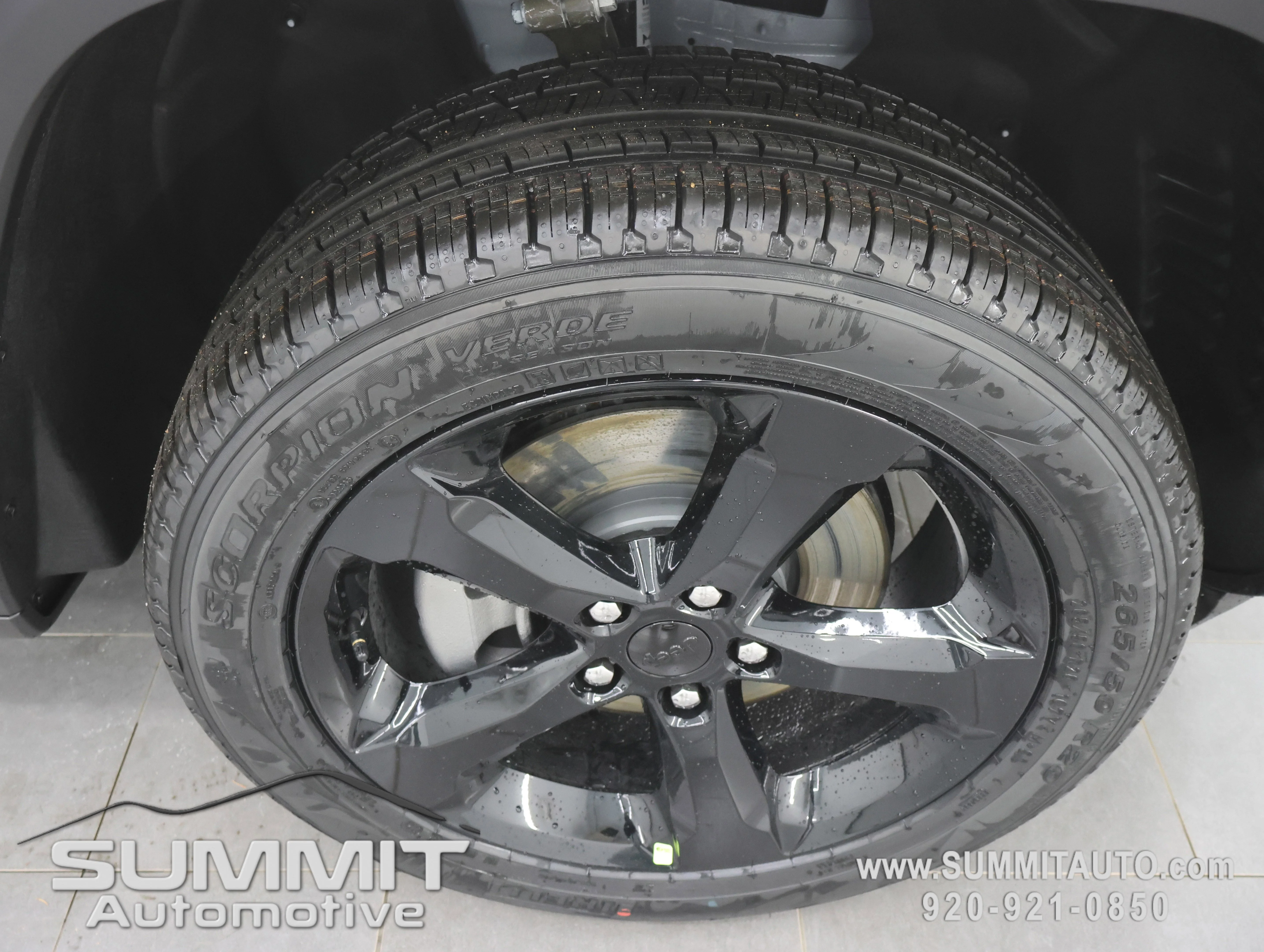 New 2026 Bright White Clear-Coat Exterior Paint Jeep Limited image 3