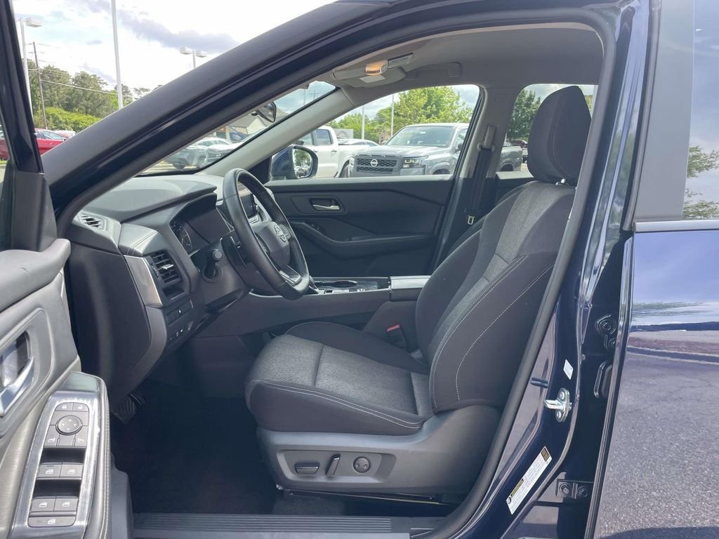 2025 Nissan Rogue SV - Photo 14