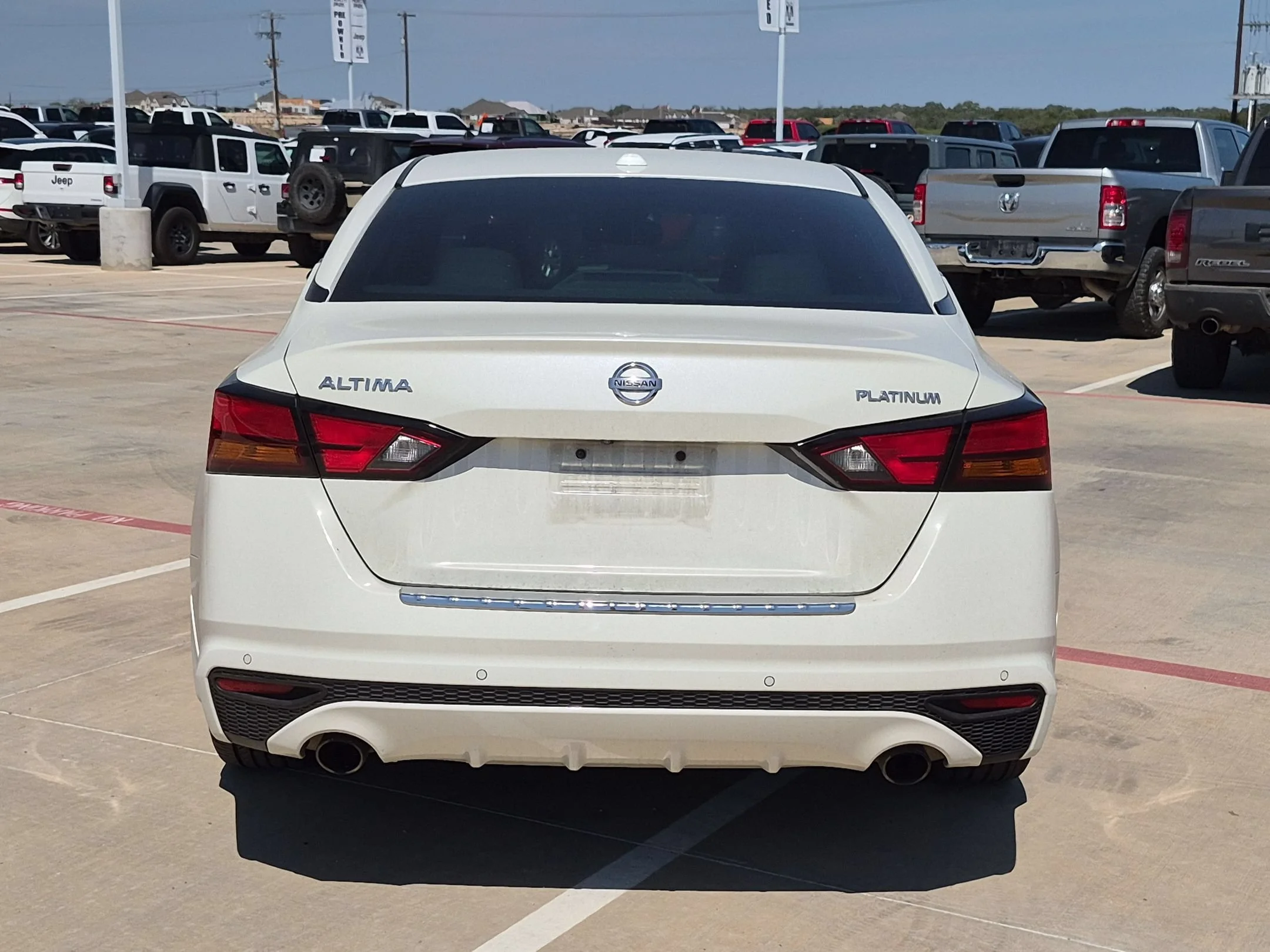 Used 2019 White Nissan 2.5 Platinum image 4