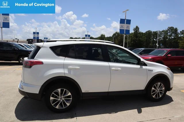 Used 2016 Super White Toyota XLE image 3