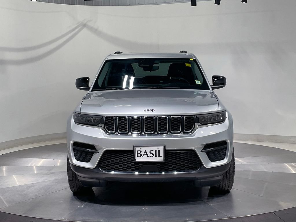 Used 2023 Silver Jeep Laredo image 9