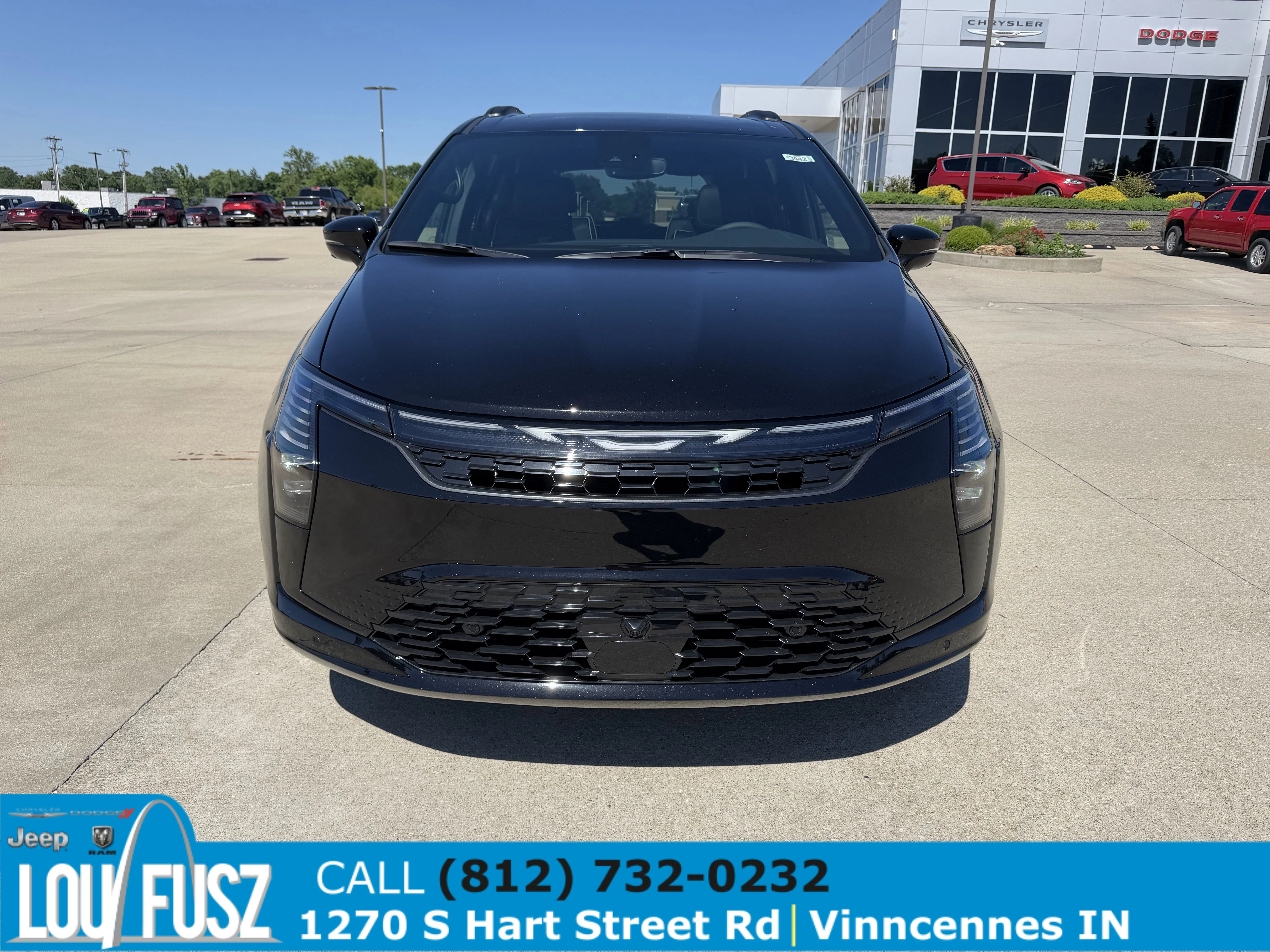 New 2027 Diamond Black Crystal Pearl-Coat Exterior Paint Chrysler Limited image 2