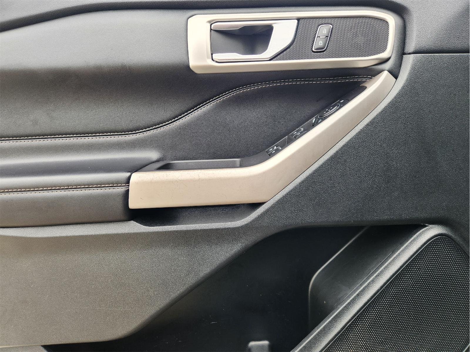 2023 Ford Explorer photo 23 of 34