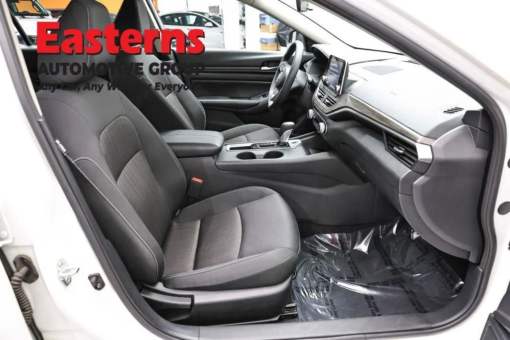 Used 2025 White Nissan 2.5 SV image 26