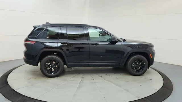 New 2026 Diamond Black Crystal Pearlcoat Jeep Altitude image 11