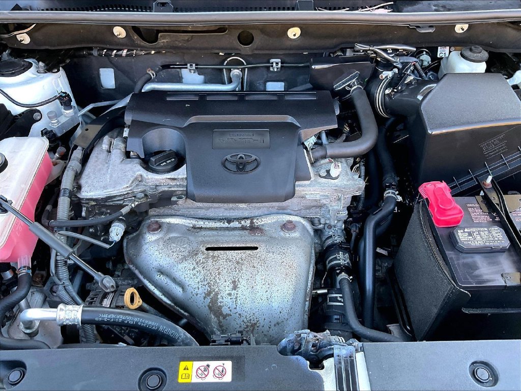 Used 2018 White Toyota LE image 28