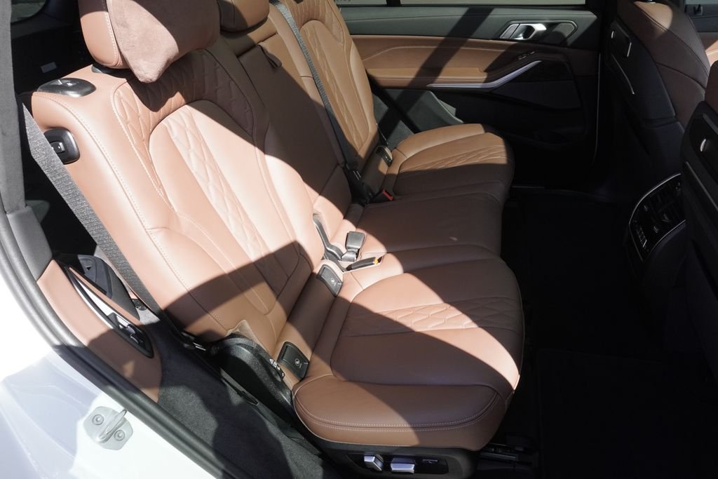 Used 2025 White BMW M60i image 27