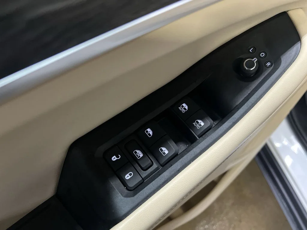 Used 2025 White Jeep Limited image 15