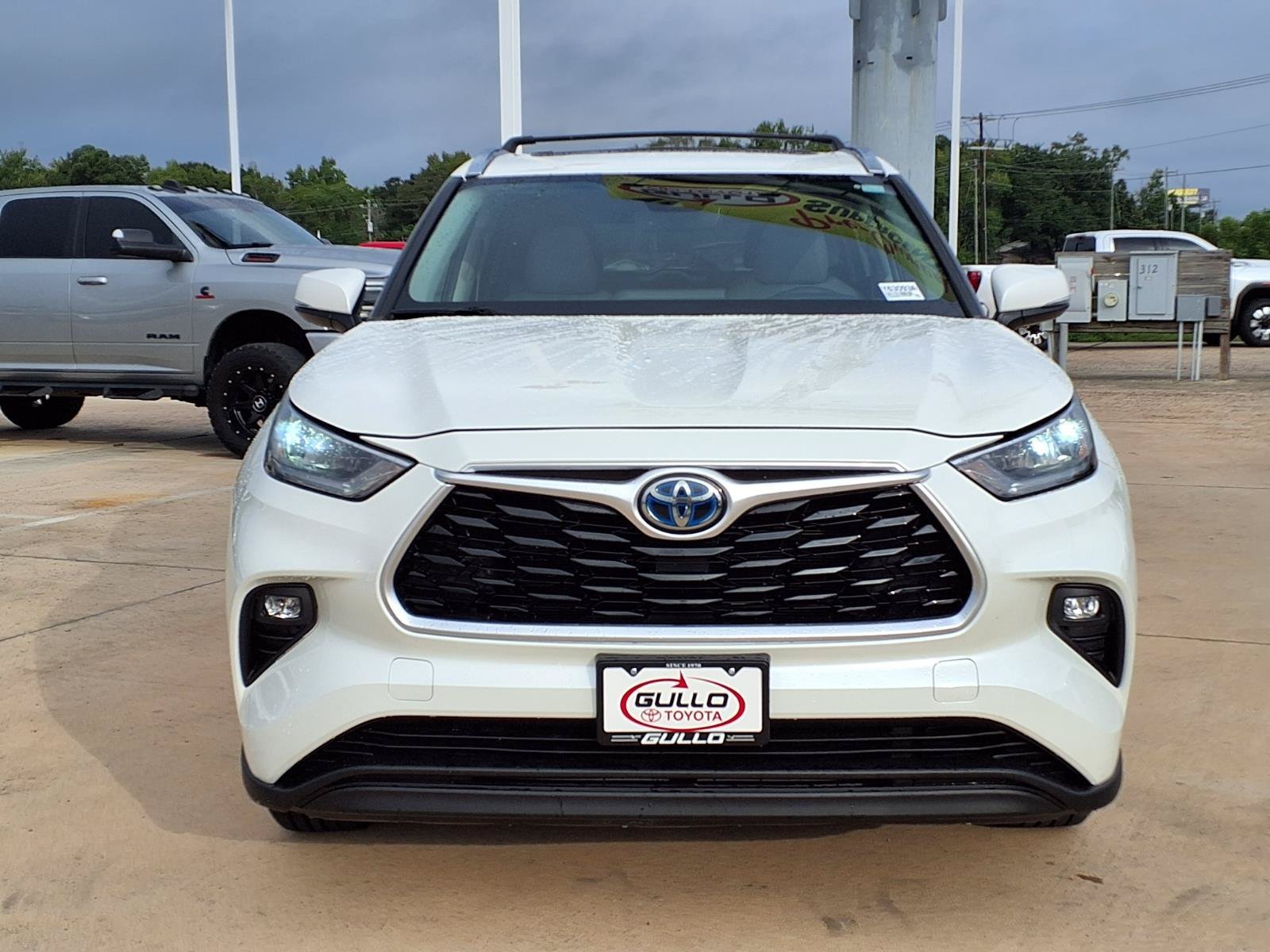 Certified Used 2020 Blizzard Pearl Toyota XLE image 4