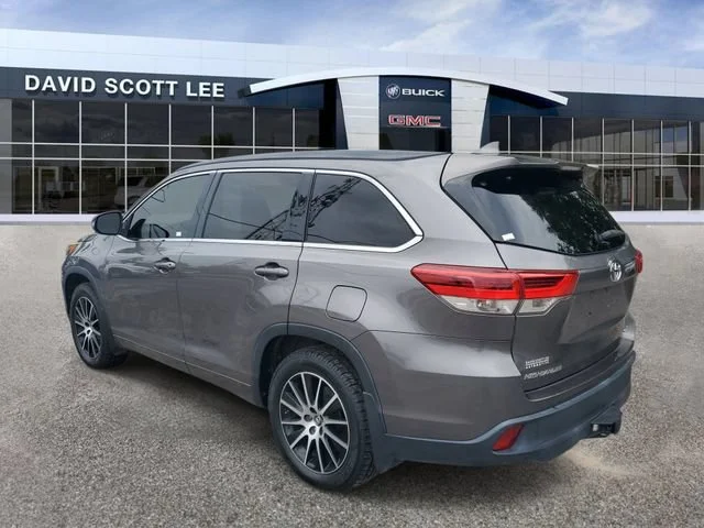 Used 2017 Predawn Gray Mi Toyota XLE image 3
