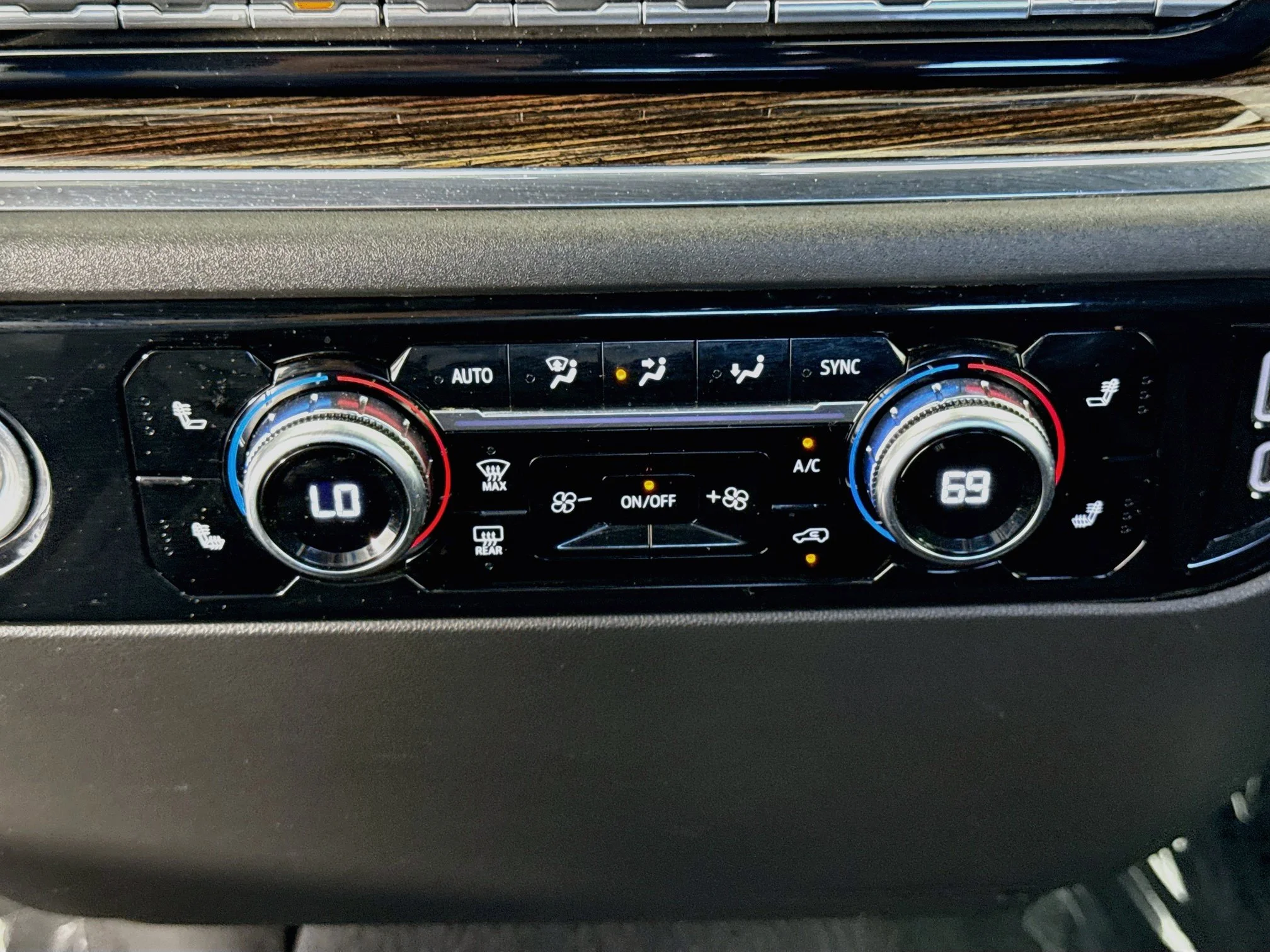 Used 2024 Summit White GMC Elevation image 18