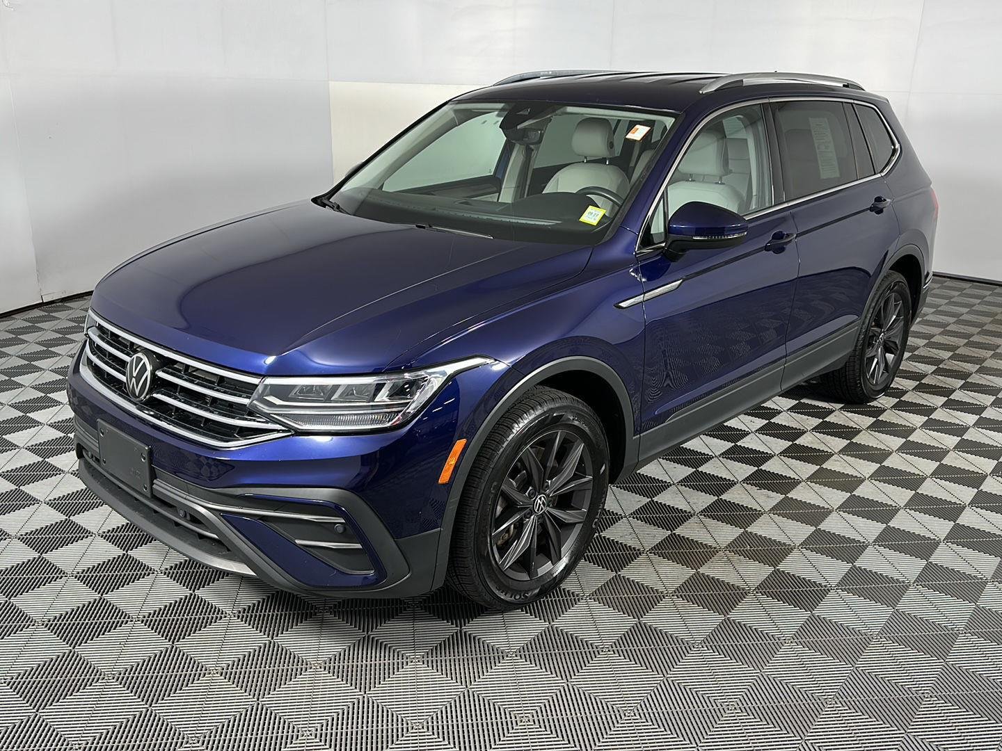 Used 2022 Atlantic Blue Metallic Volkswagen SE image 14