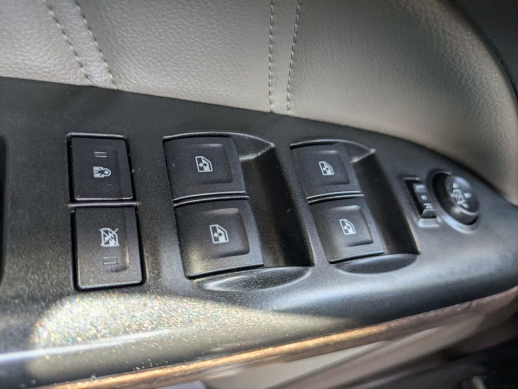 Used 2022 White GMC Denali image 26