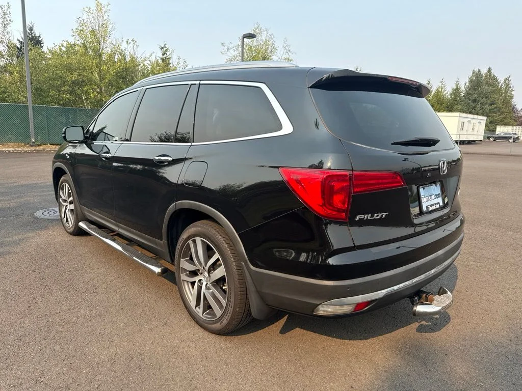 Used 2017 Crystal Black Pearl Honda Touring image 5