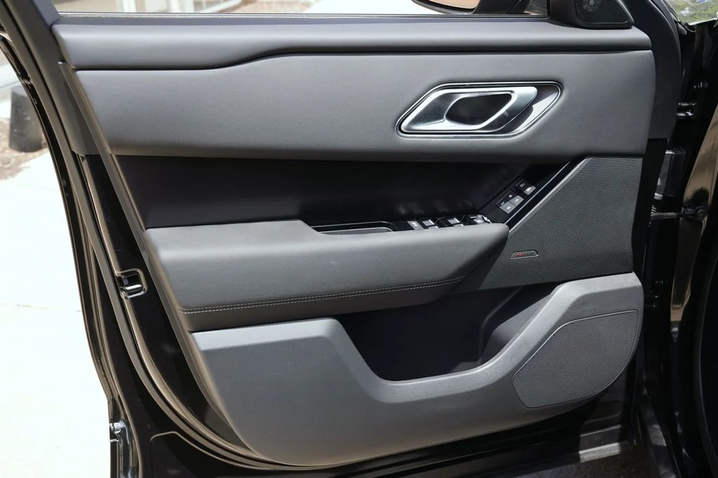 New 2026 Santorini Black Land Rover Belgravia Edition image 11